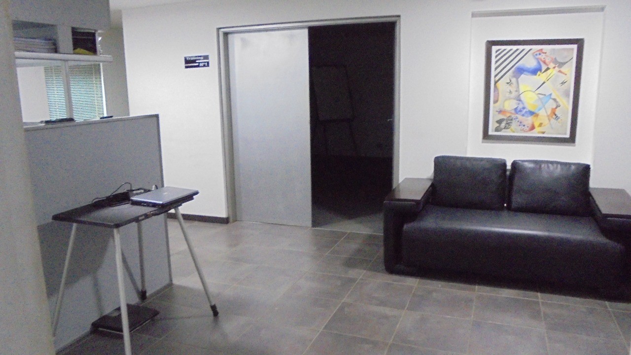 Oficina en Equipetrol en Santa Cruz de la Sierra 6 dormitorios 1 baños  Foto 9
