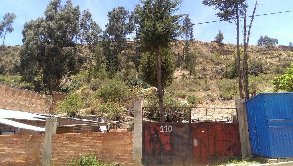 Terreno UBICACION: Zona Achumani, sector Huayllani, a una cuadra de la Av. Costanera (asfaltada), sobre parque, calle principal empedrada (próxima a asfaltarse). Foto 1