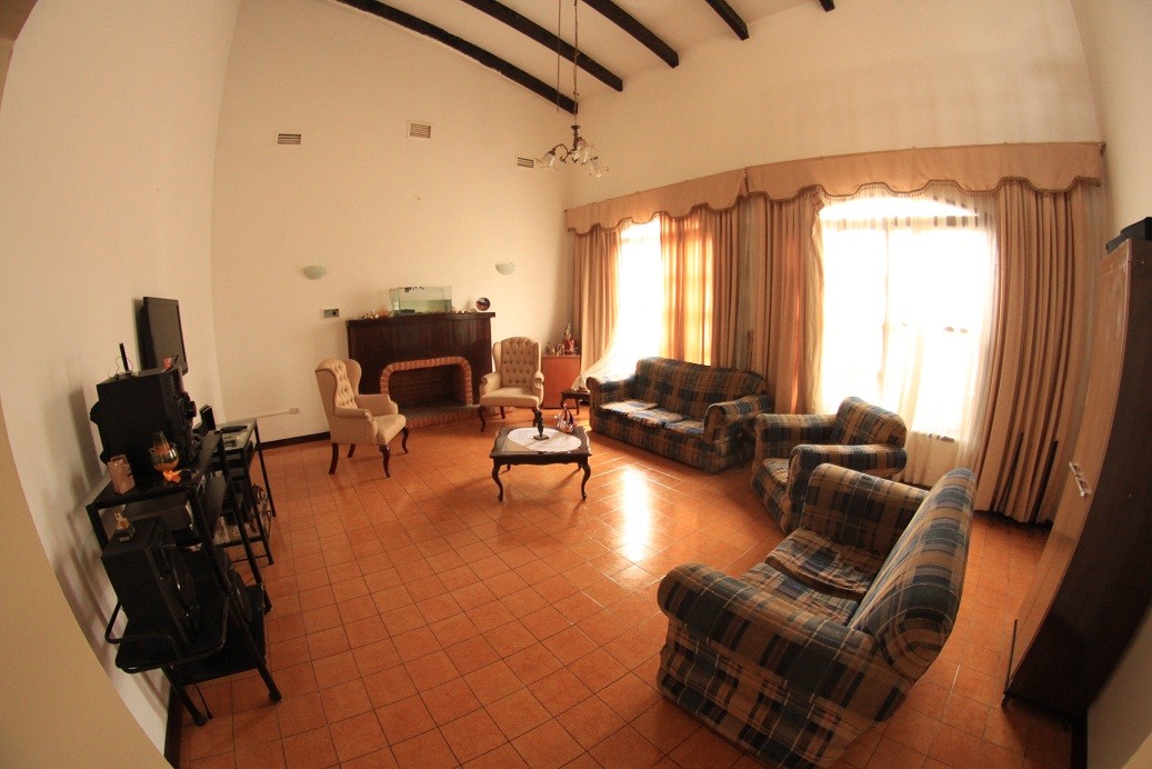 Casa en Barrio Urbari en Santa Cruz de la Sierra 4 dormitorios 4 baños 4 parqueos Foto 2