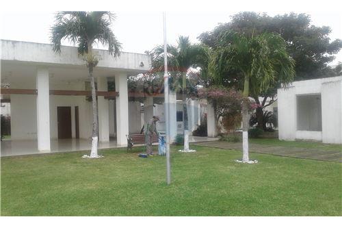 Departamento en Entre 2do y 3er anillo Oeste en Santa Cruz de la Sierra  2 baños  Foto 3