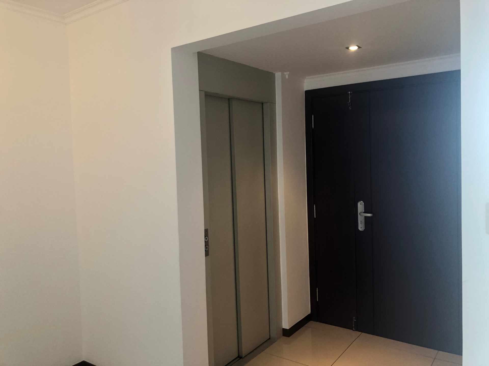 Casa Condominio Ciudad Real [Av. Busch, 3er. Anillo Interno], Penthouse amoblado en alquiler de 3 plantas, 3 dormitorios, dependencias y 2 parqueos techados. [1600$us., expensas incluidas]  Foto 15