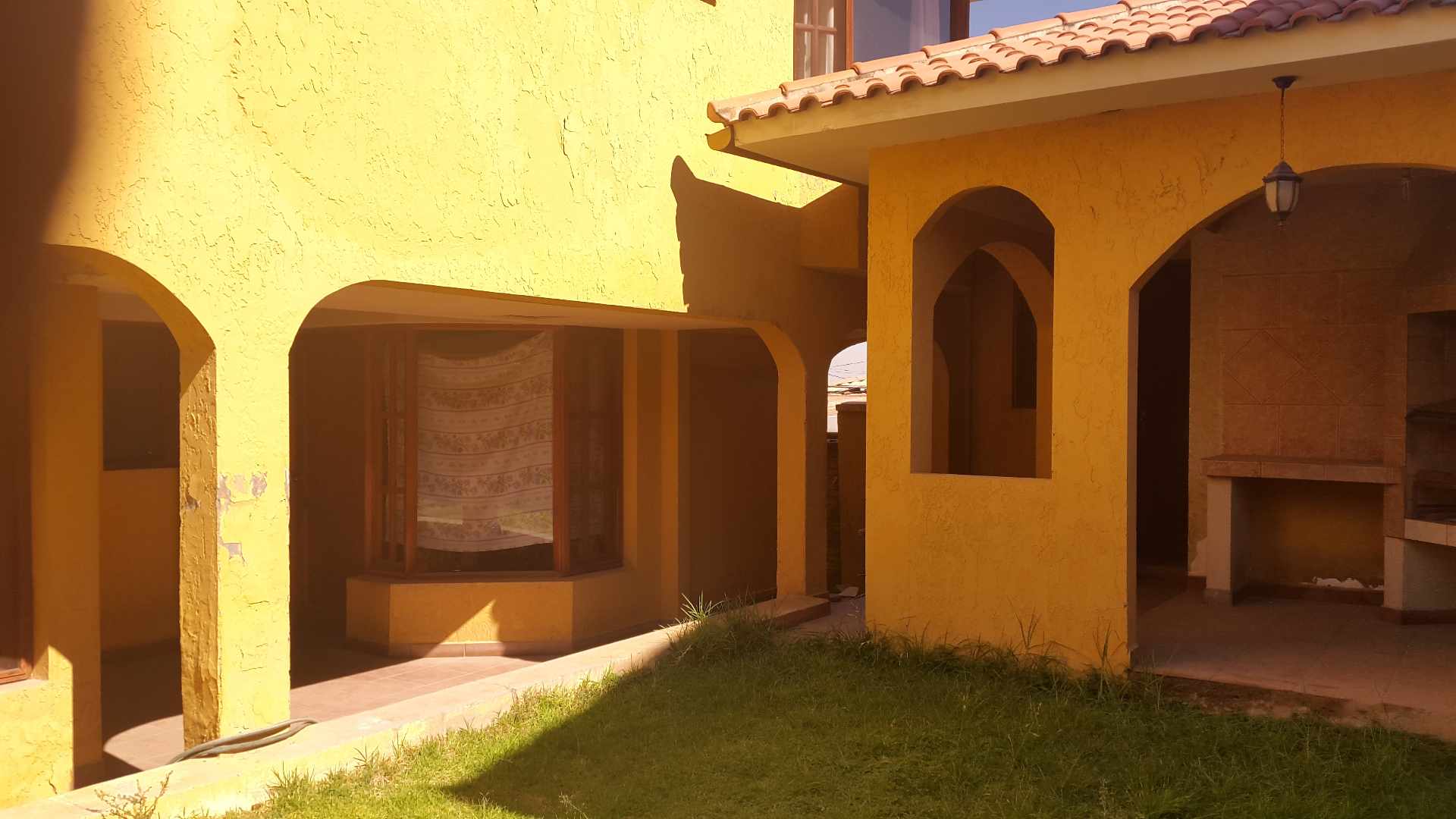 Casa en Tupuraya en Cochabamba  4 baños 2 parqueos Foto 3