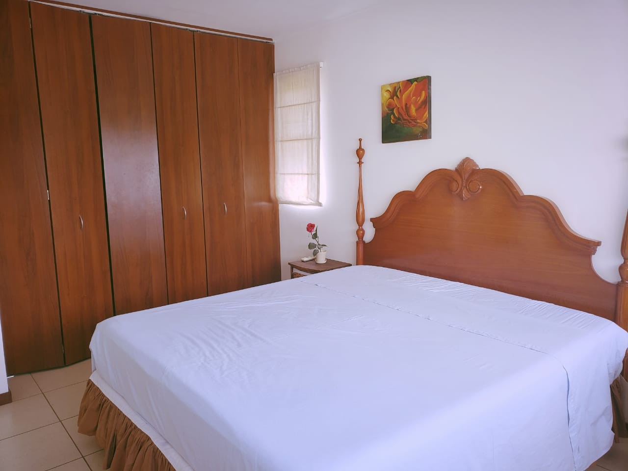 Departamento en AlquilerCondominio Gardenia Torre Norte [Av. Beni y 4to. Anillo, Zona Parque Los Mangales 2], Departamento amoblado en alquiler de 2 suites + escritorio y dependencias con 2 parqueos techados y baulera. [1000$us., expensas incluidas.] Foto 7