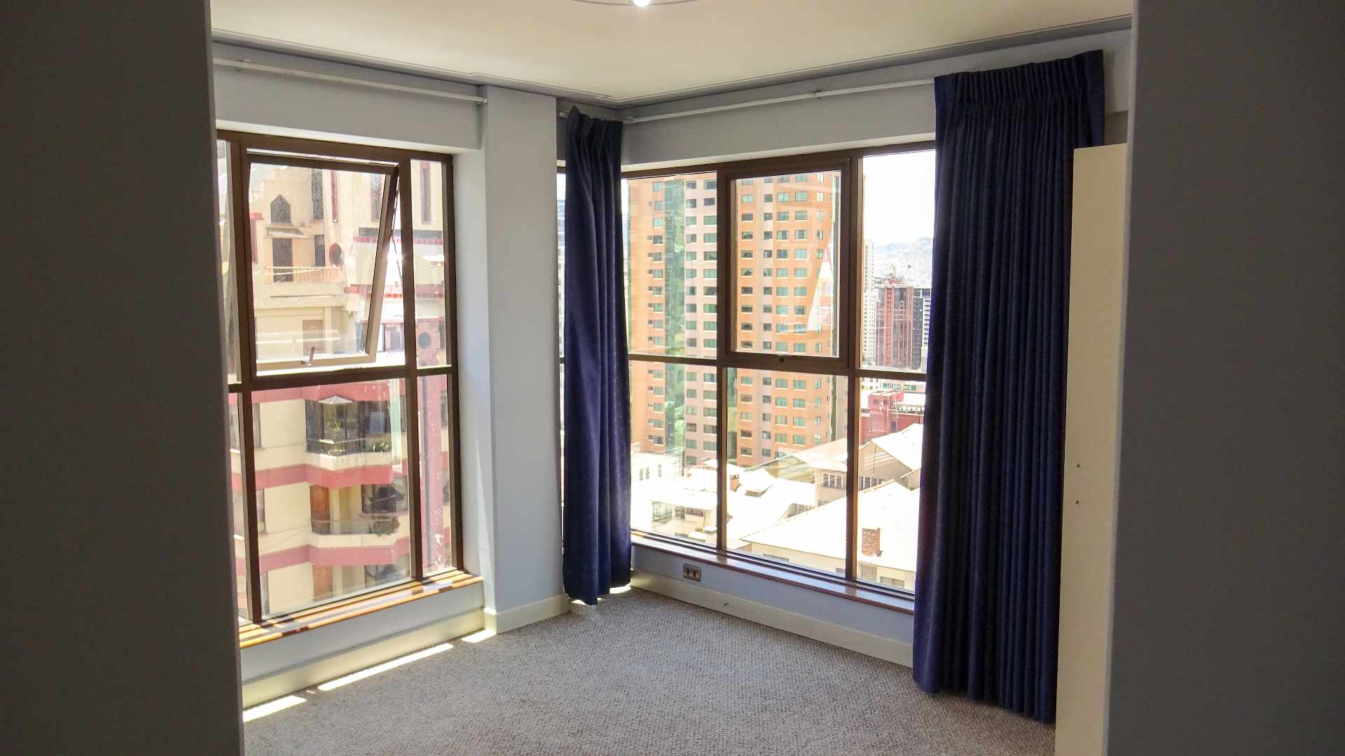 Departamento Av. Ecuador, entre Fernando Guachalla y Rosendo Gutiérrez, a unos pasos del mercado Sopocachi. Foto 3