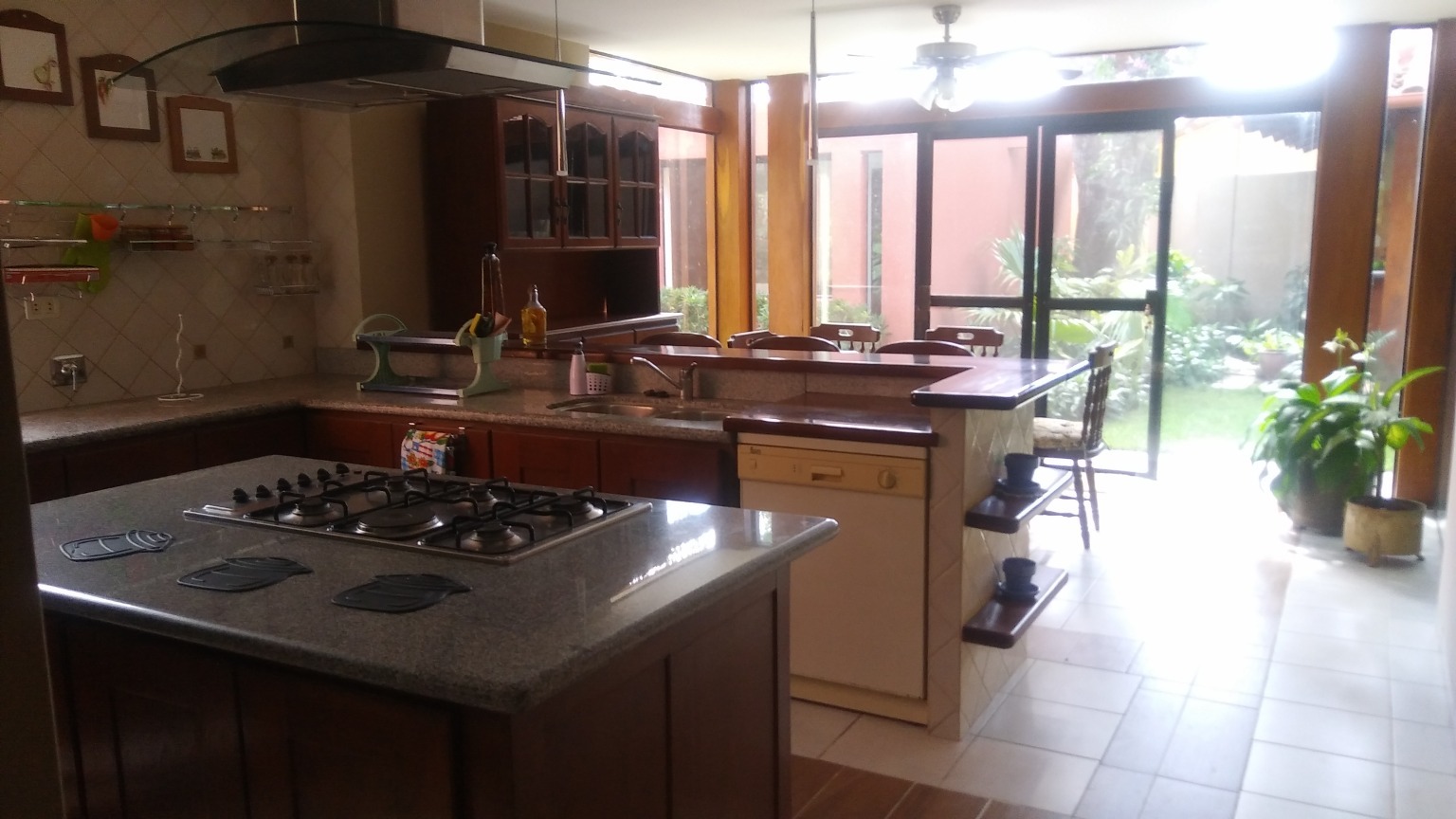 Casa en VentaLUJOSA Y AMPLIA CASA CONDOMINIO VERONA, DOBLE VIA DETRÁS DE UNITEL 4 dormitorios 4 baños 2 parqueos Foto 13