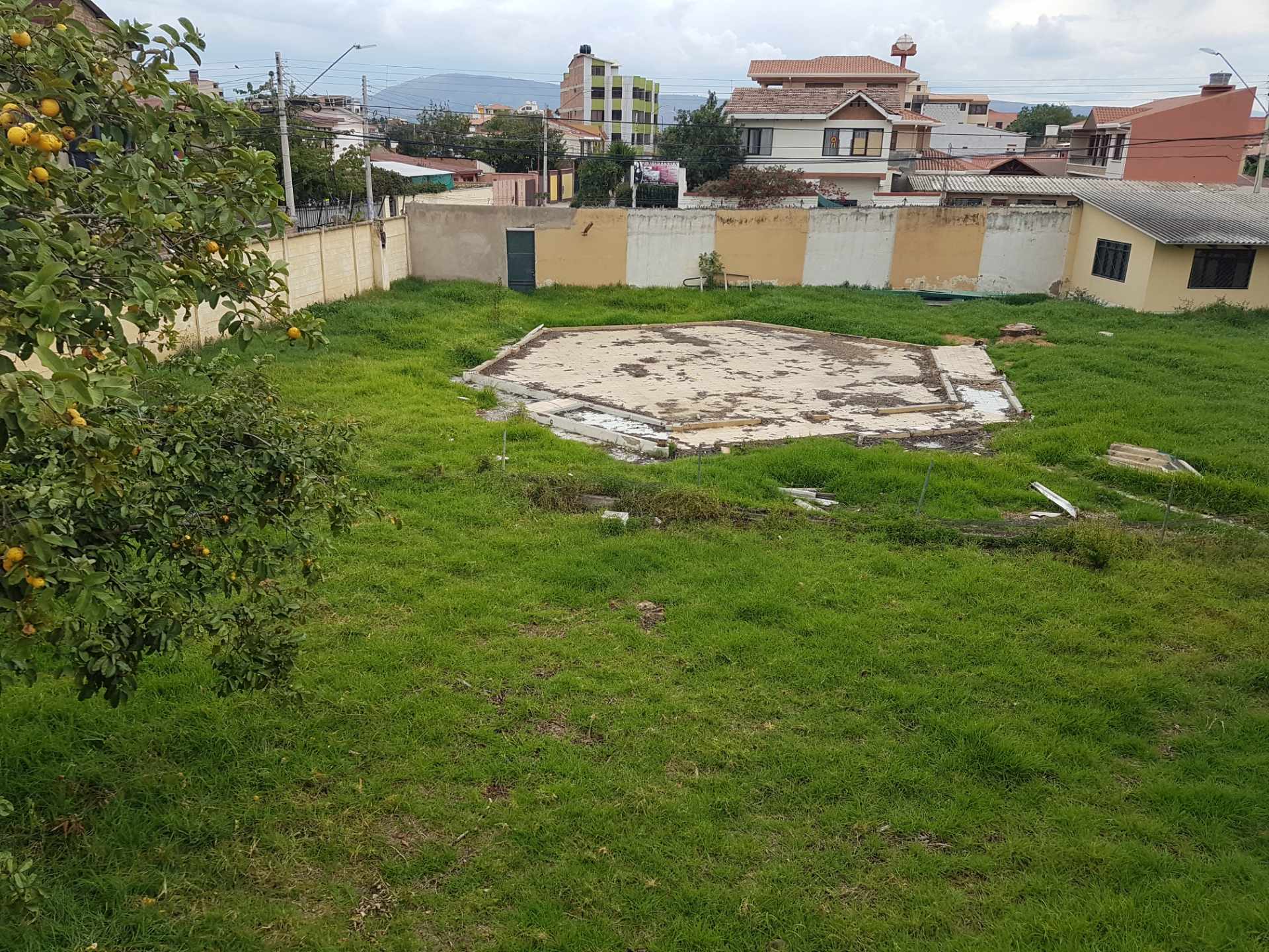Terreno en VentaAv. Tadeo Haenke entre la Av. Perú y la calle Zoologico    Foto 2