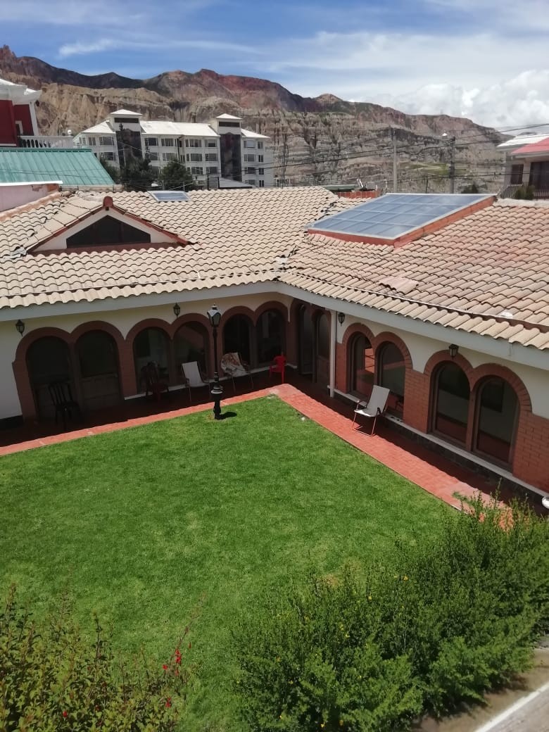 Casa en Cota Cota en La Paz 7 dormitorios 7 baños 4 parqueos Foto 3