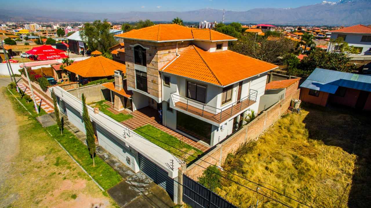 Casa en Villa Taquiña en Cochabamba 3 dormitorios 5 baños 2 parqueos Foto 4
