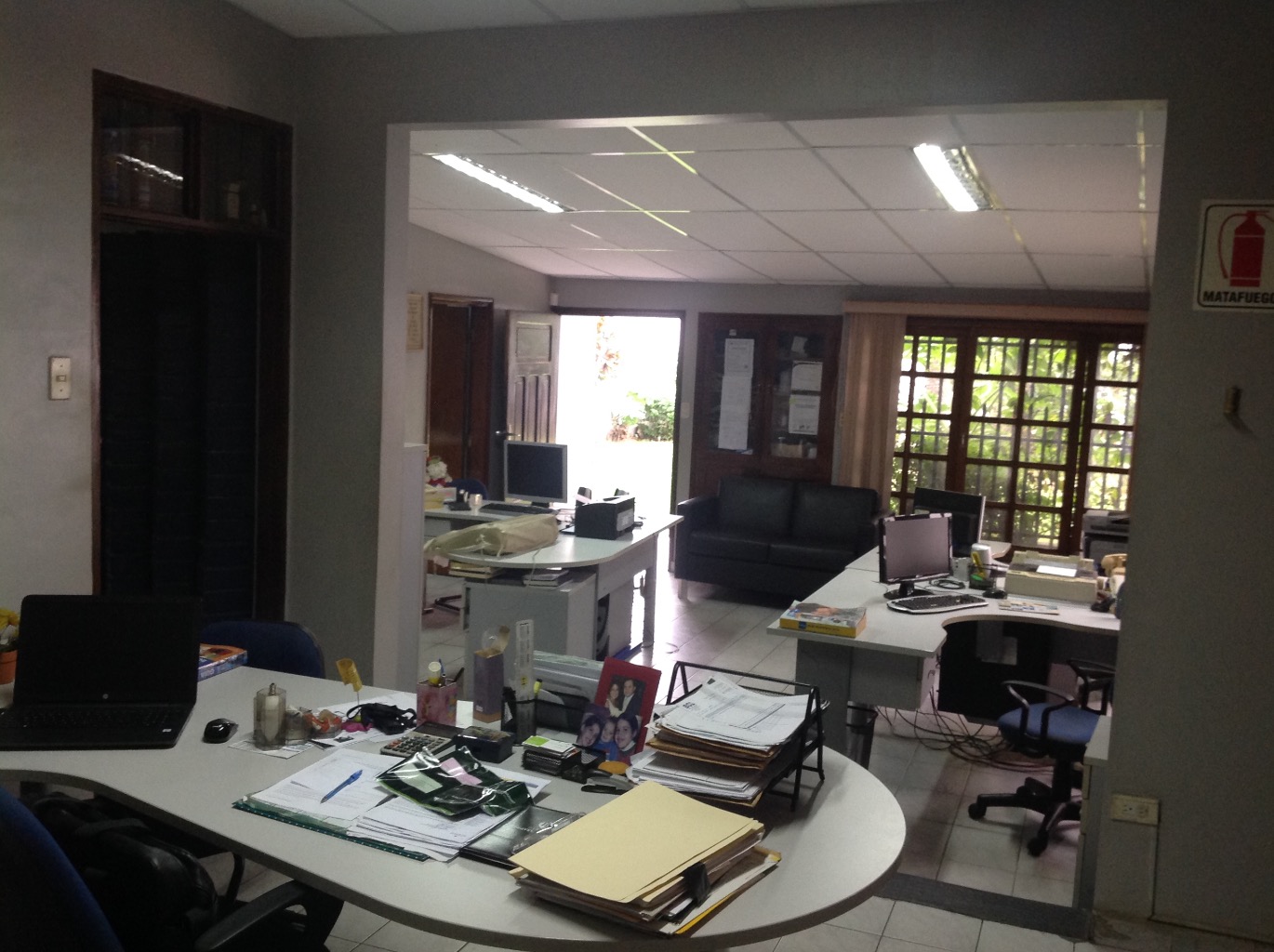 Oficina AMPLIO TERRENO con oficinas y galpon Foto 8