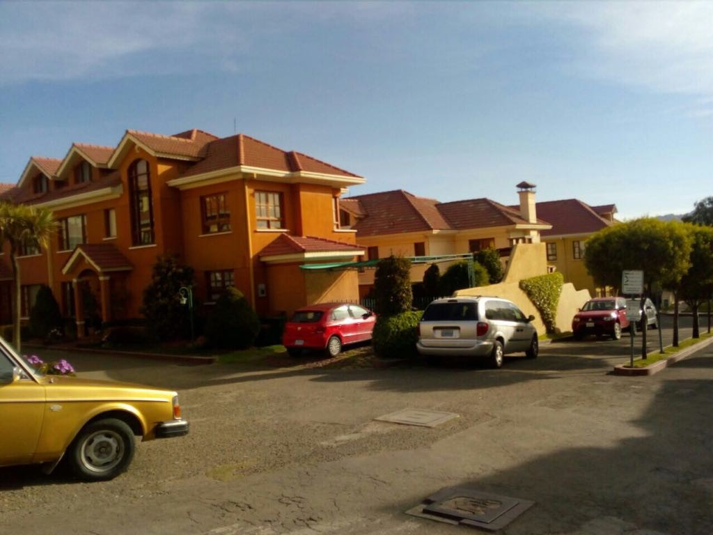 Casa en AnticréticoCota Cota cerca a la Gasolinera de Chasquipampa y el Colegio Horizontes 3 dormitorios 3 baños 1 parqueos Foto 1