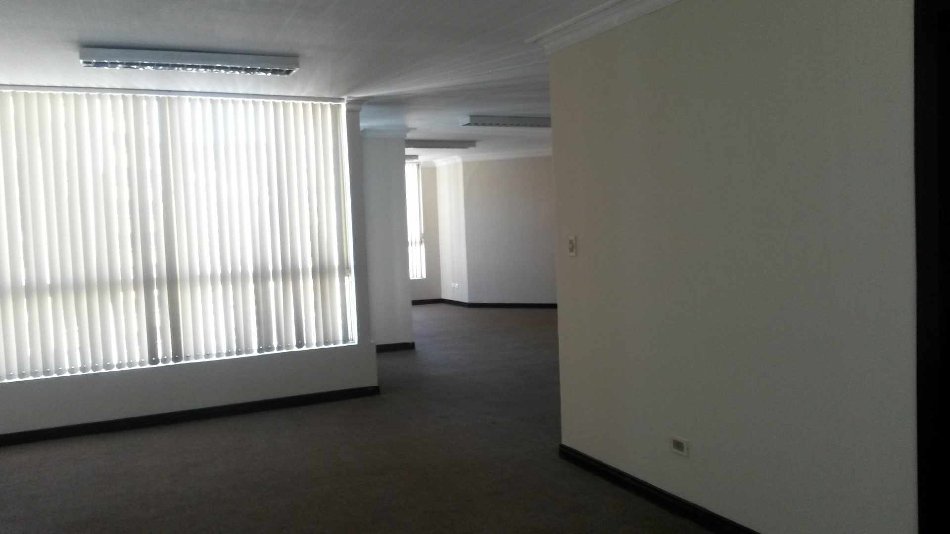 Oficina en AlquilerEdificio Torres Gundlach Piso 21. Calle Reyes Ortiz N° 73 esquina calle Federico Zuazo. Zona Central 3 dormitorios 2 baños  Foto 3