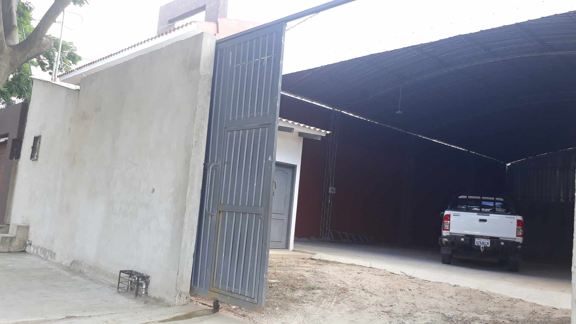 Galpón en AlquilerDOBLE VIA LA GUARDIA 4TO ANILLO    Foto 3