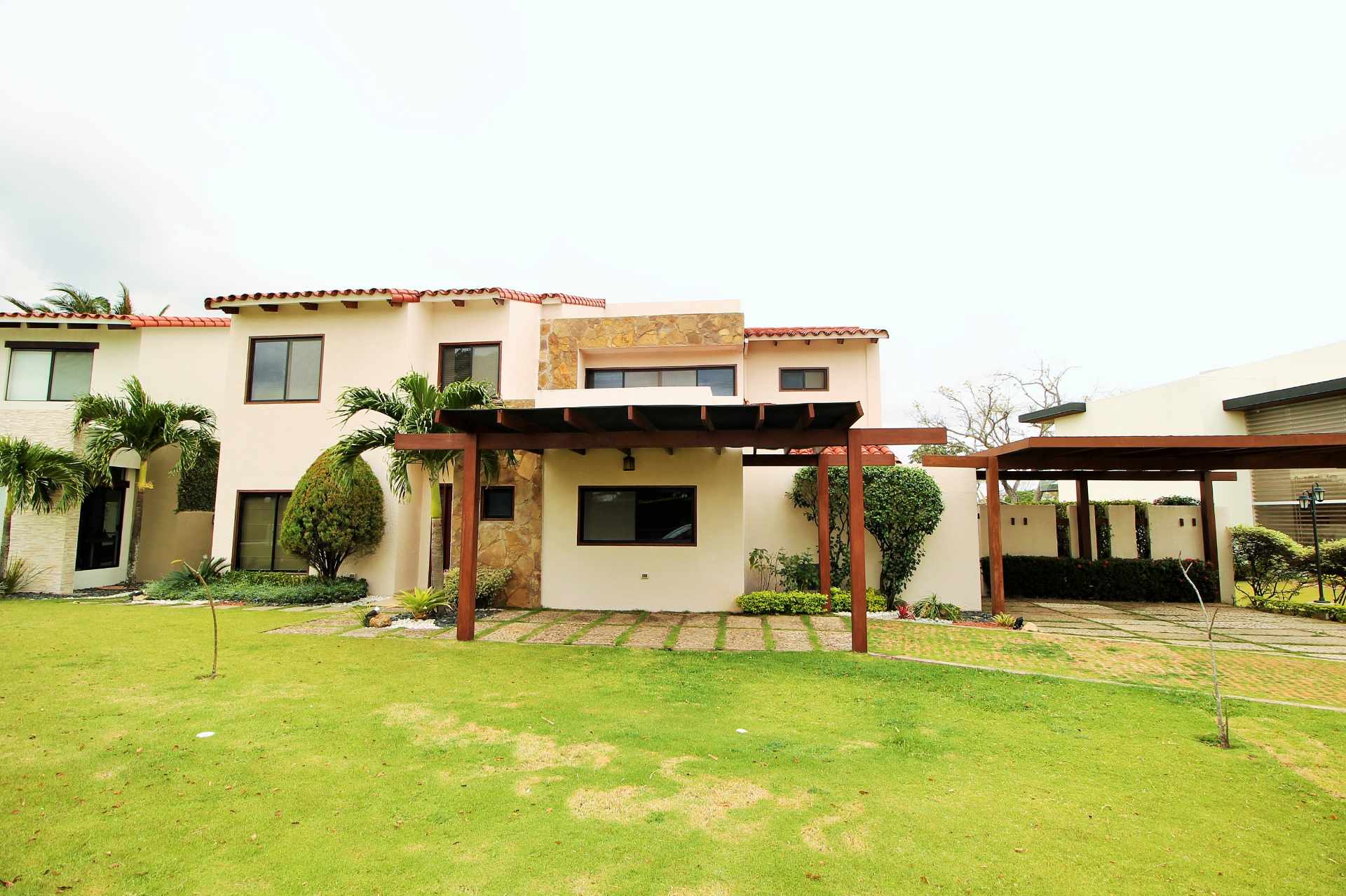 Casa en Urubó en Santa Cruz de la Sierra 4 dormitorios 3 baños 4 parqueos Foto 1