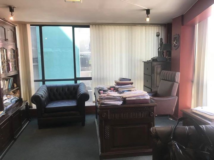 Oficina en VentaEdificio Handal entre Av. Mariscal Santa Cruz y Socabaya. Foto 1