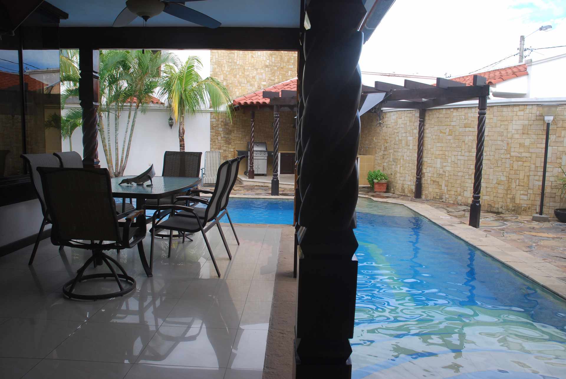 Casa en Venta Cerca km 8,5 Avenida Banzer, 8vo Anillo. 6 dormitorios 8 baños 7 parqueos Foto 8