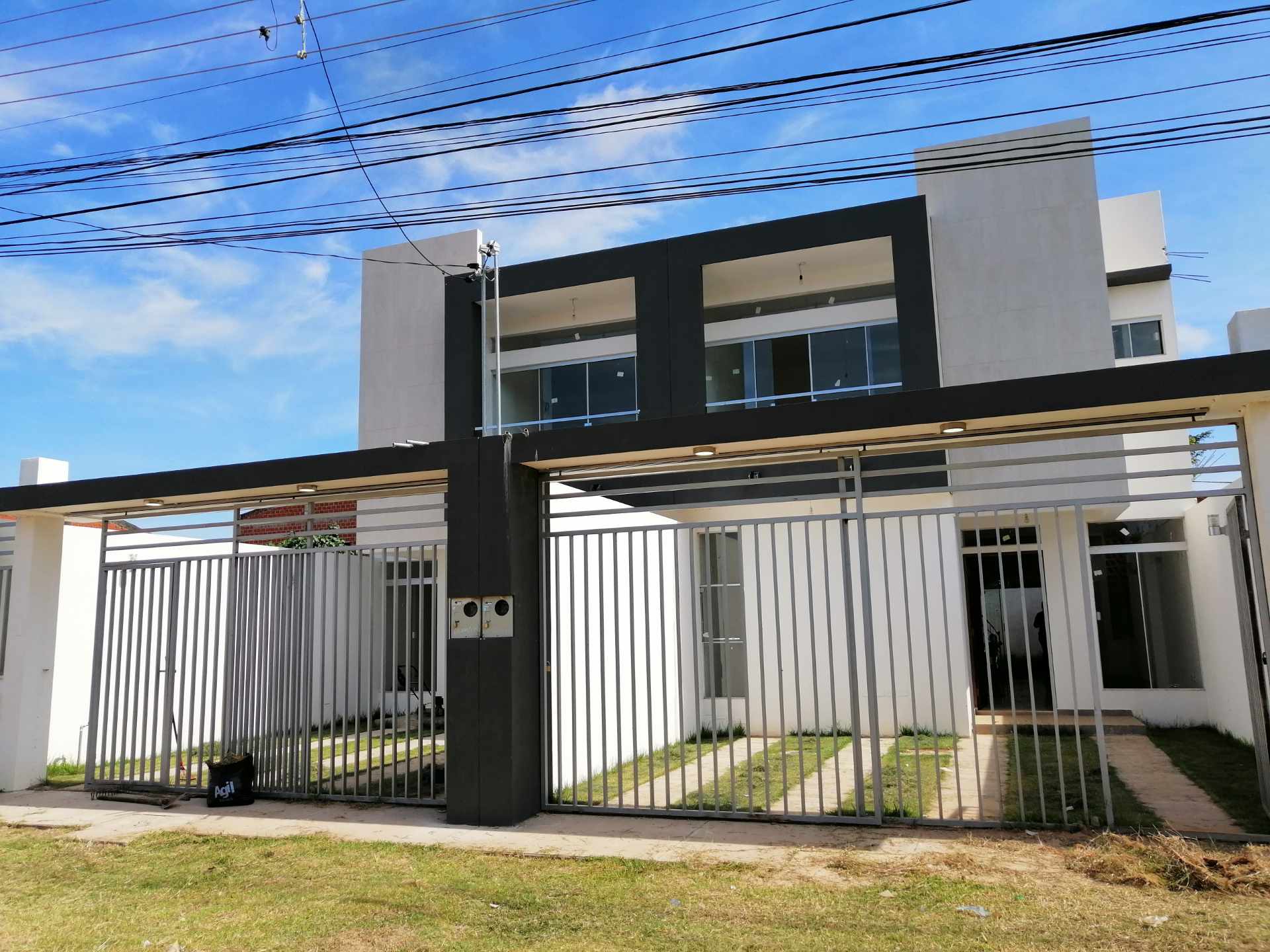 Casa en VentaAvenida Santos Dumont 6 anillo - frente a colegio arakuarenda 3 dormitorios 3 baños 2 parqueos Foto 1