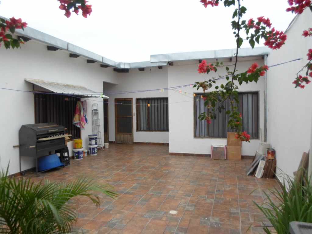Casa en Villa 1ero de Mayo en Santa Cruz de la Sierra 4 dormitorios 2 baños 3 parqueos Foto 3