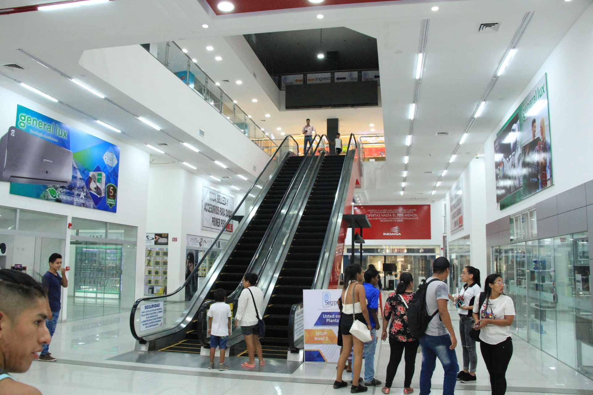 Local comercial en VentaCentro Comercial CIUDAD INDANA, 3er anillo Av. Pirai  4 baños  Foto 6