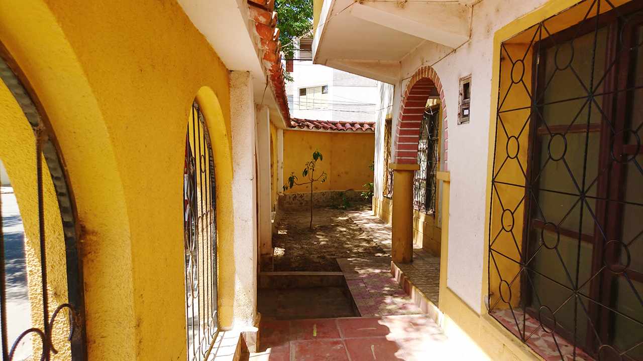 Casa en VentaCalle Delgadillo y Avaroa 4 dormitorios 3 baños 2 parqueos Foto 8