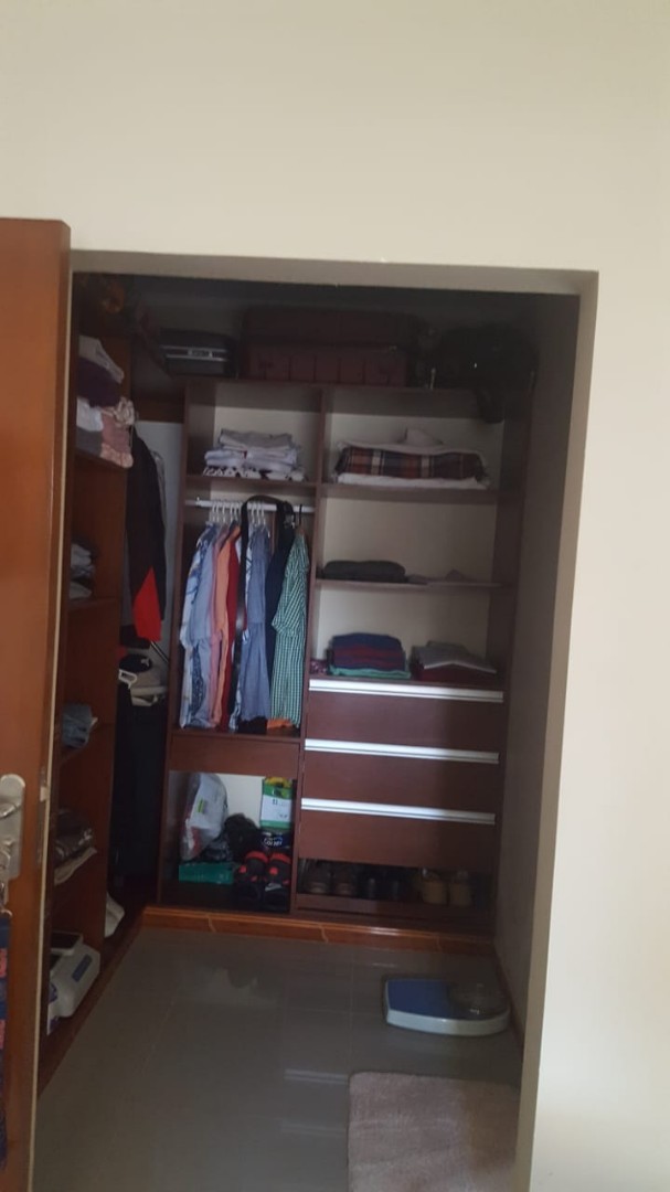 Casa en VentaBarrio GUARACACHI, Av. Rolando de Chazal entre 4to y 5to anillo. Foto 4