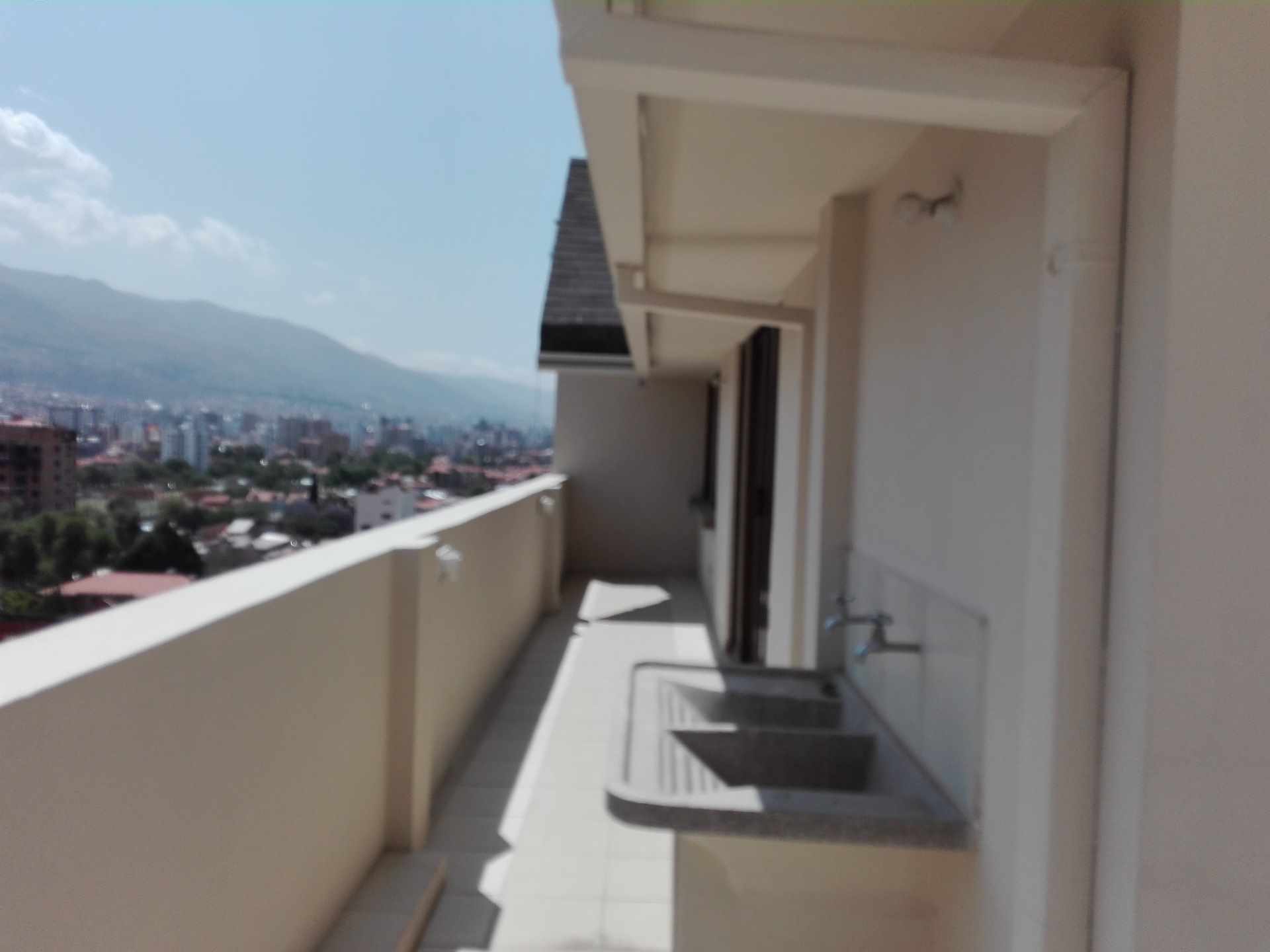 Departamento en Jayhuayco en Cochabamba 4 dormitorios 2 baños 1 parqueos Foto 13