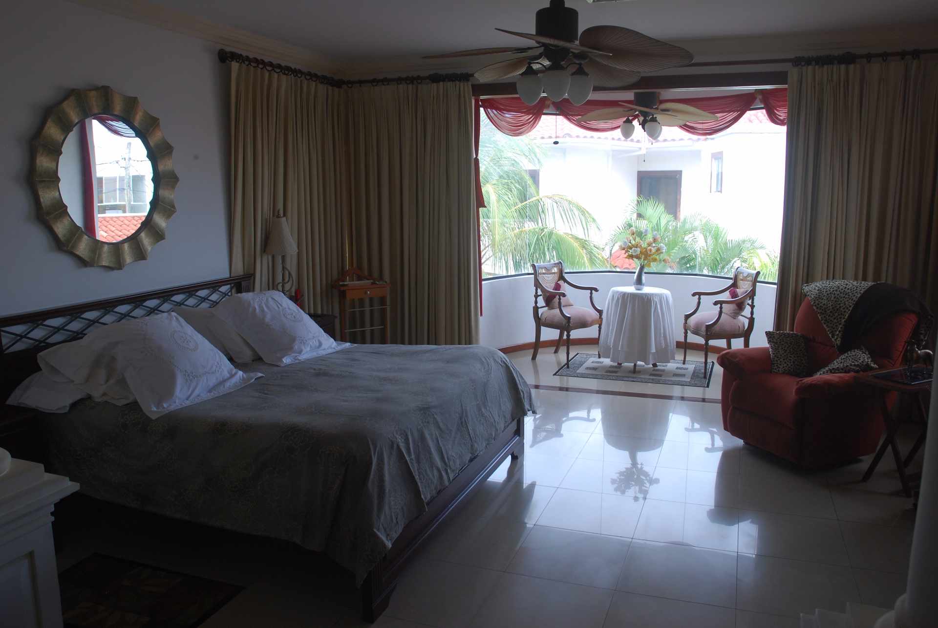 Casa en Venta Cerca km 8,5 Avenida Banzer, 8vo Anillo. 6 dormitorios 8 baños 7 parqueos Foto 24