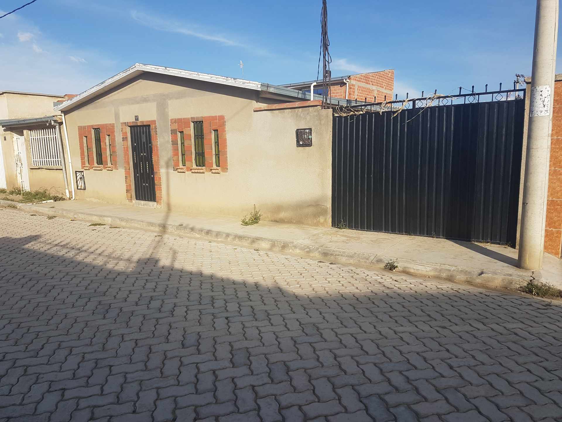 Casa DE OCASION!! Casa en venta en Urb. Mercedario El Alto a una cuadra de la avenida. Foto 1