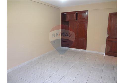 Departamento en Centro en Tarija 5 dormitorios 2 baños  Foto 8