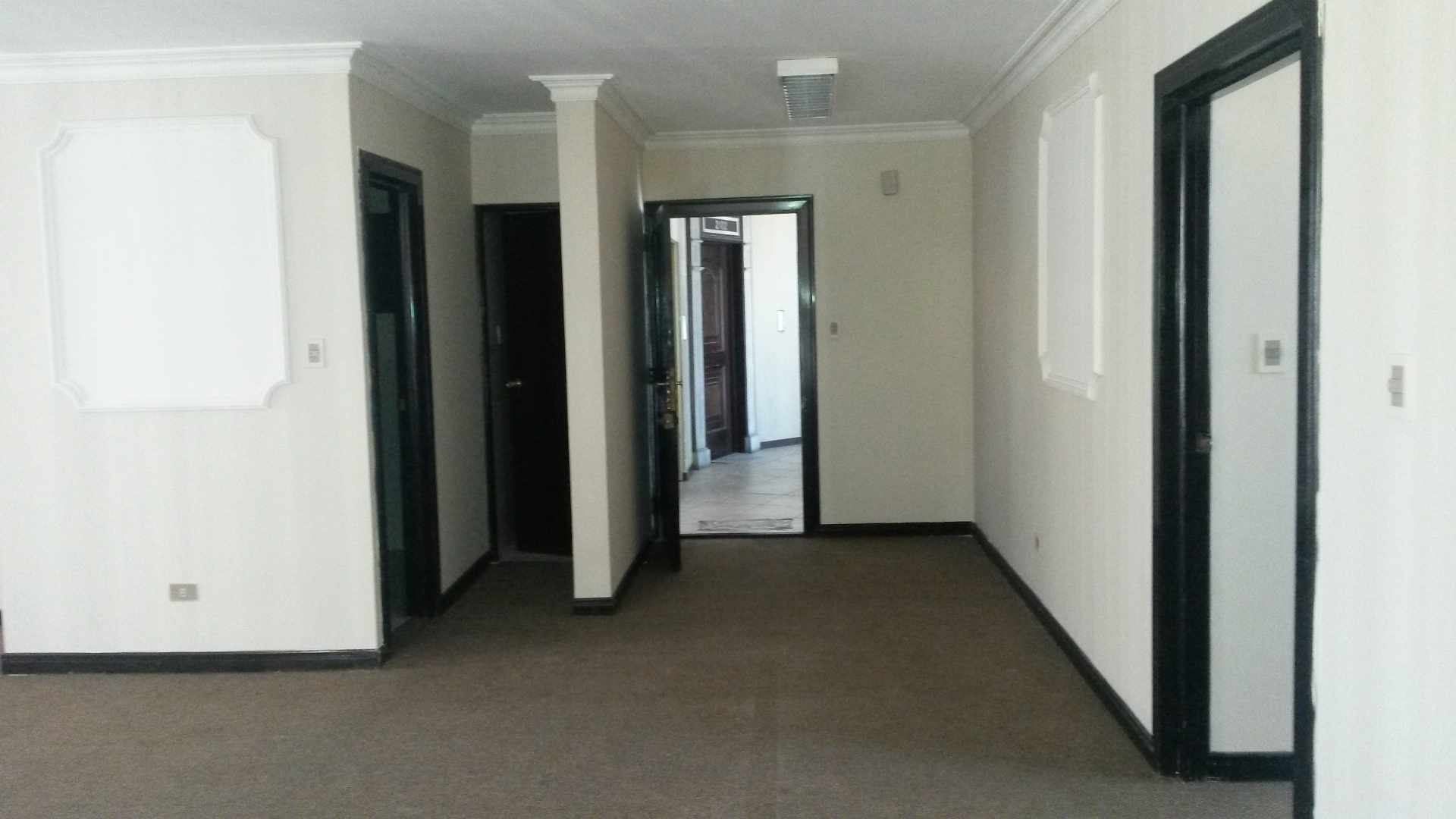 Oficina en AlquilerEdificio Torres Gundlach Piso 21. Calle Reyes Ortiz N° 73 esquina calle Federico Zuazo. Zona Central 3 dormitorios 2 baños  Foto 7