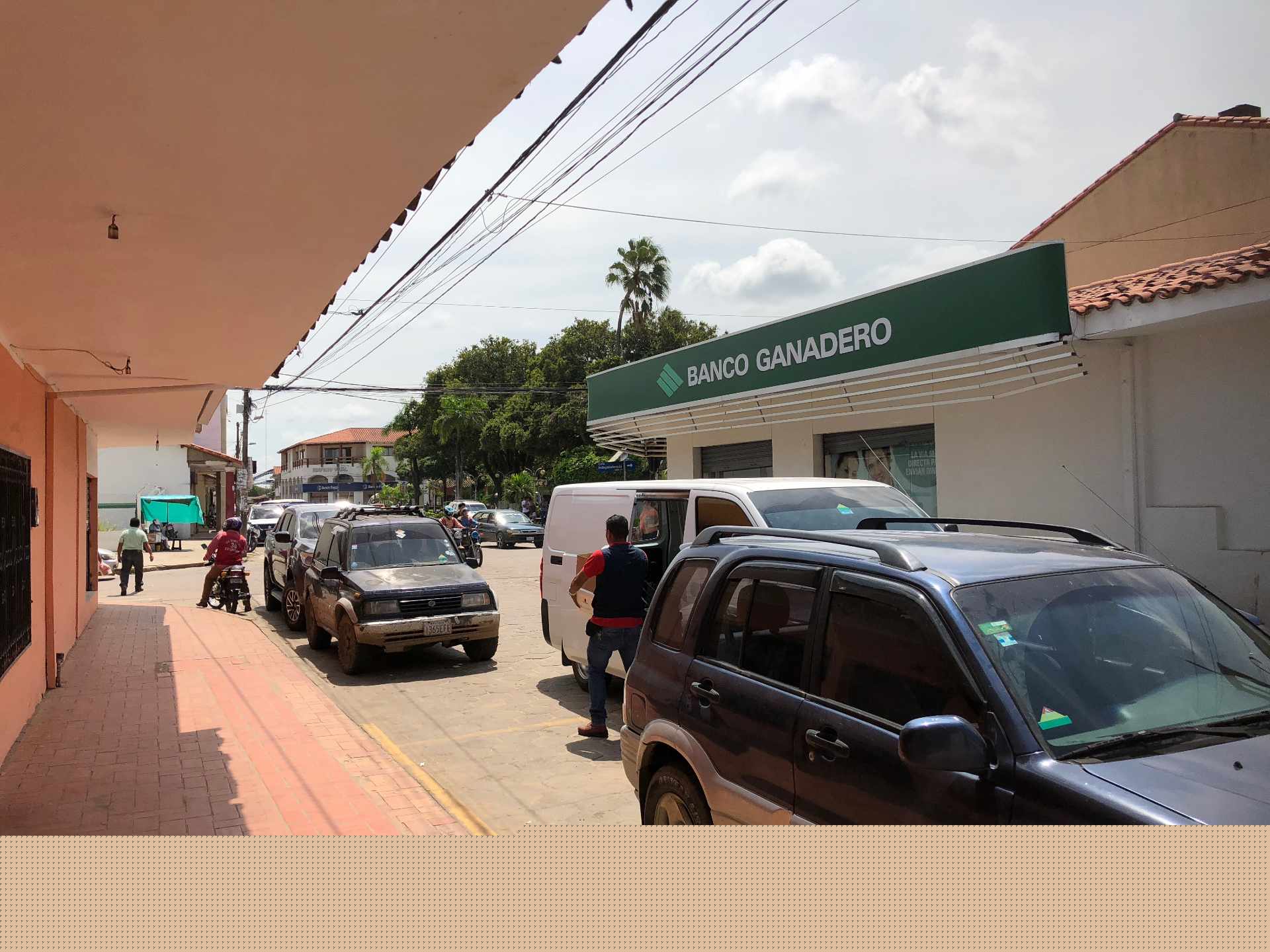Casa en VentaC/Bolívar entre Independencia y Ángel Mariano Cuellar # 106
 Foto 3