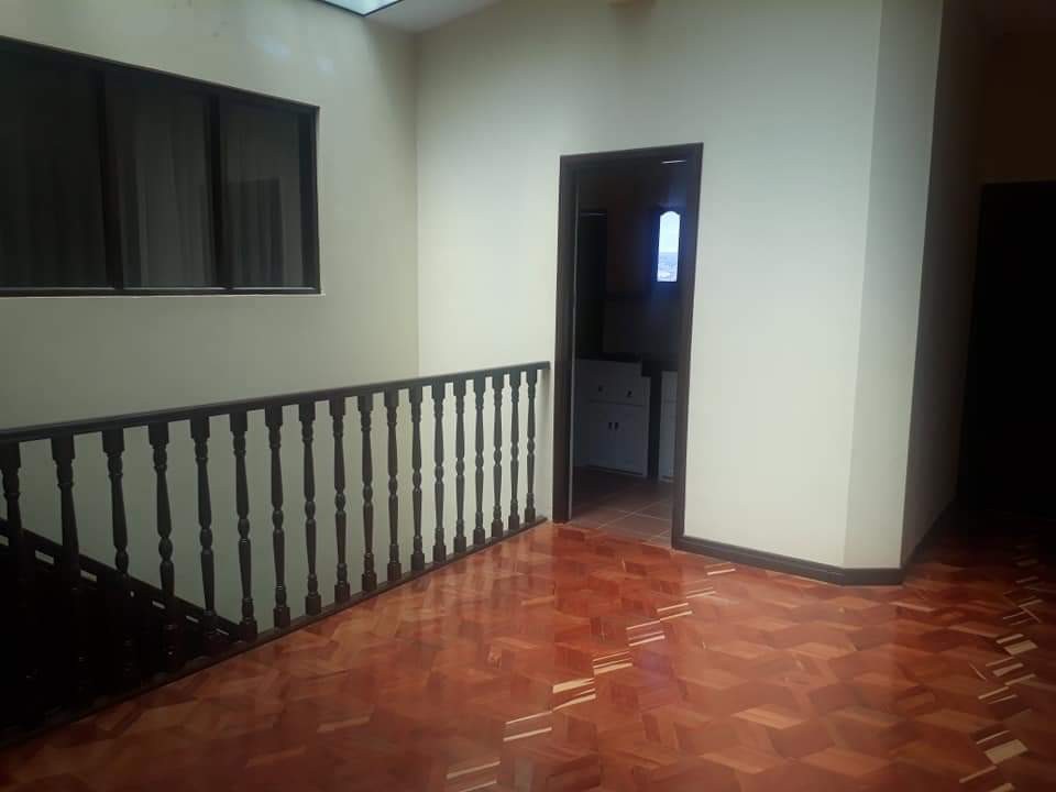 Departamento en Cota Cota en La Paz 5 dormitorios 4 baños 1 parqueos Foto 2