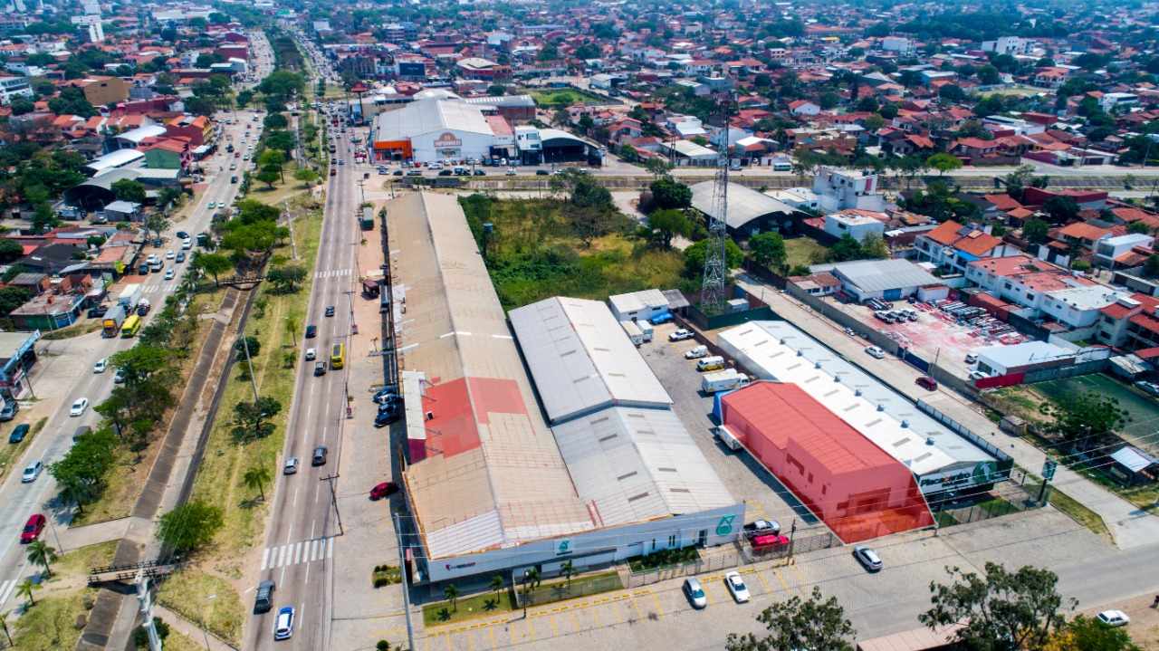 Galpón en AlquilerPROPIEDAD COMERCIAL EN ALQUILER 4TO ANILLO Y RADIAL 27 Foto 4