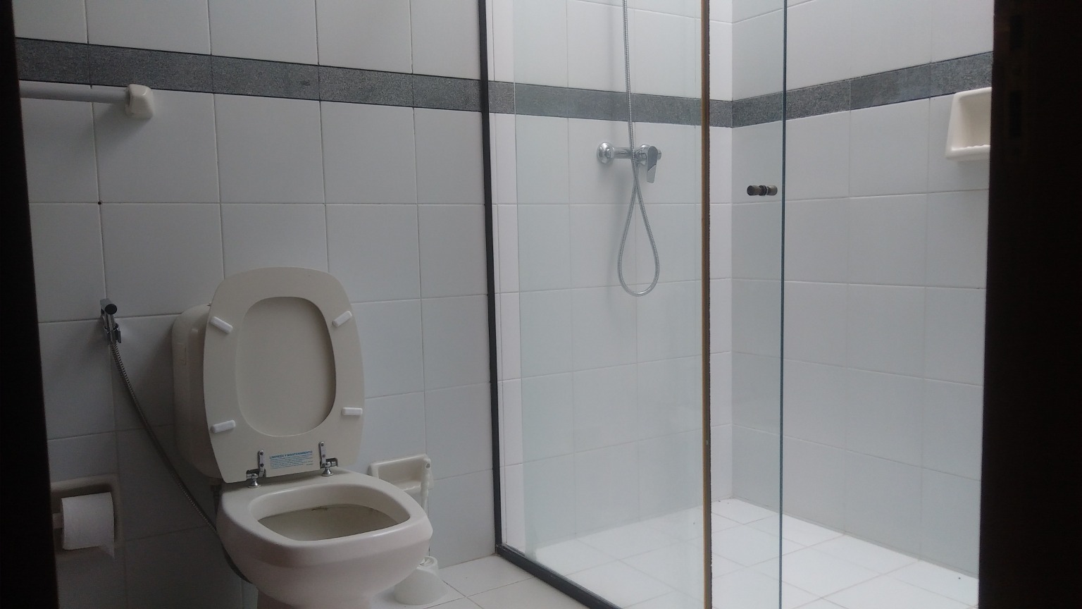 Casa en VentaLUJOSA Y AMPLIA CASA CONDOMINIO VERONA, DOBLE VIA DETRÁS DE UNITEL 4 dormitorios 4 baños 2 parqueos Foto 3