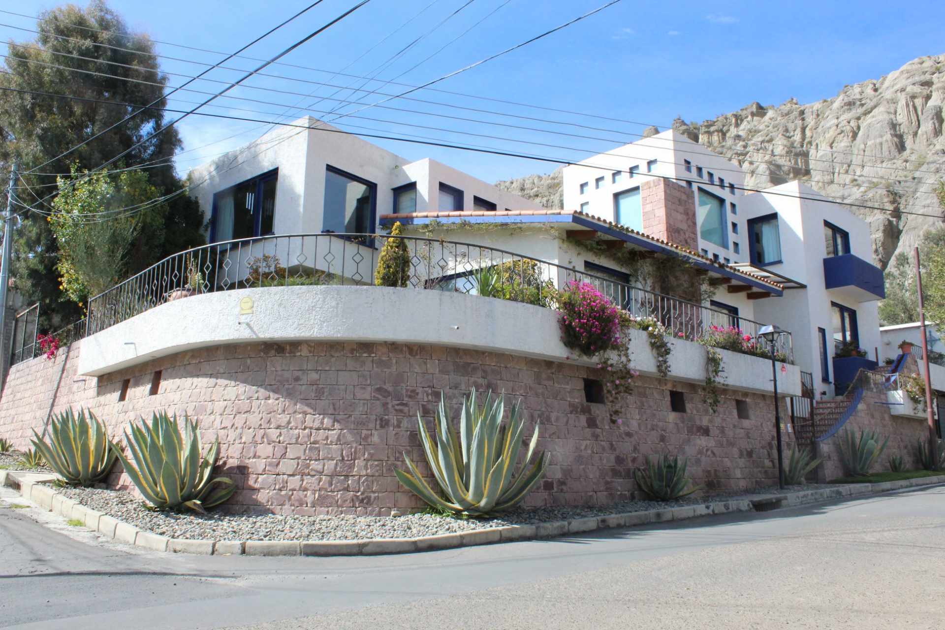 Casa en Auquisamaña en La Paz 3 dormitorios 5 baños 2 parqueos Foto 1