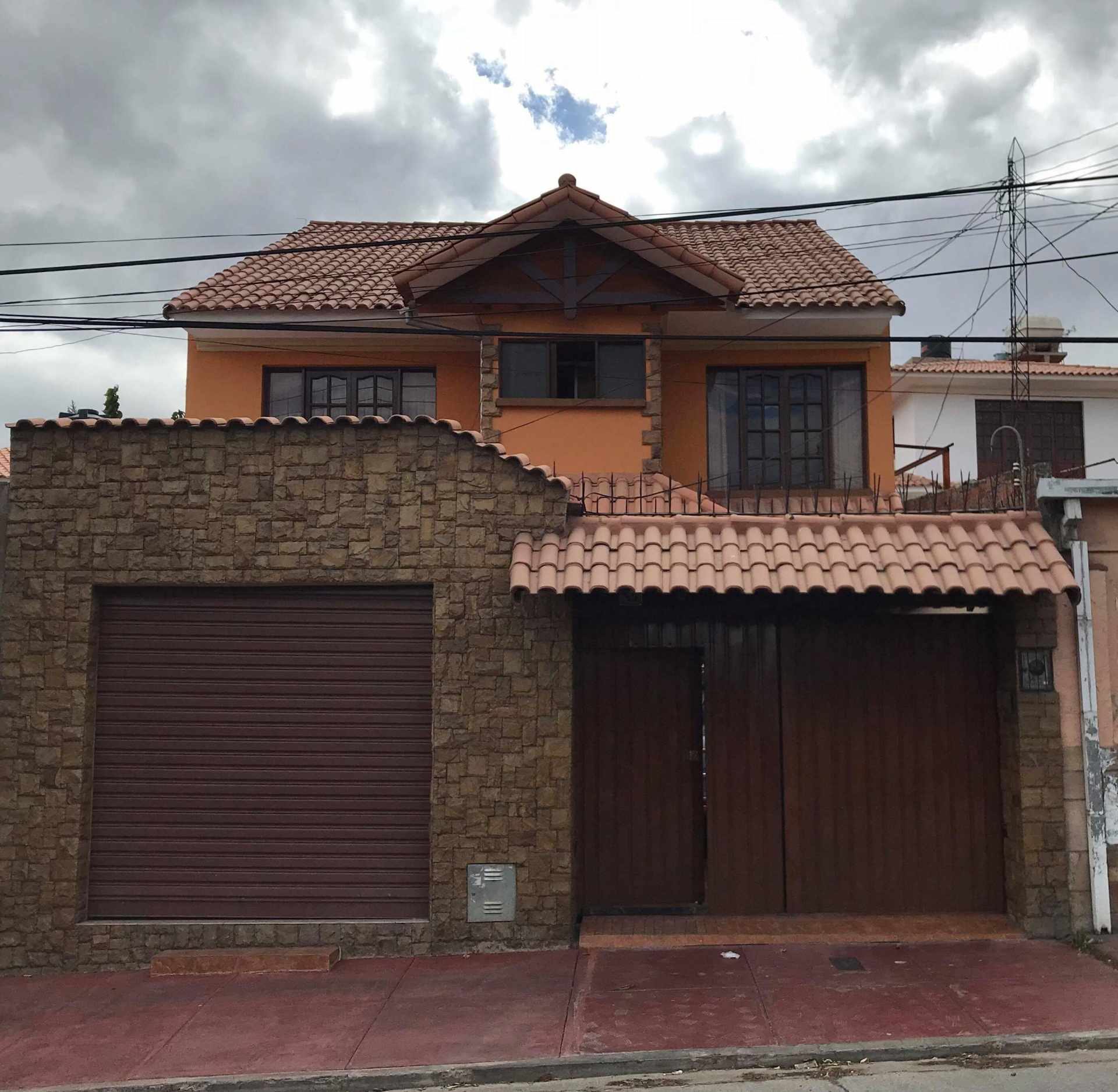 Casa en Cala Cala en Cochabamba 4 dormitorios 4 baños 3 parqueos Foto 1