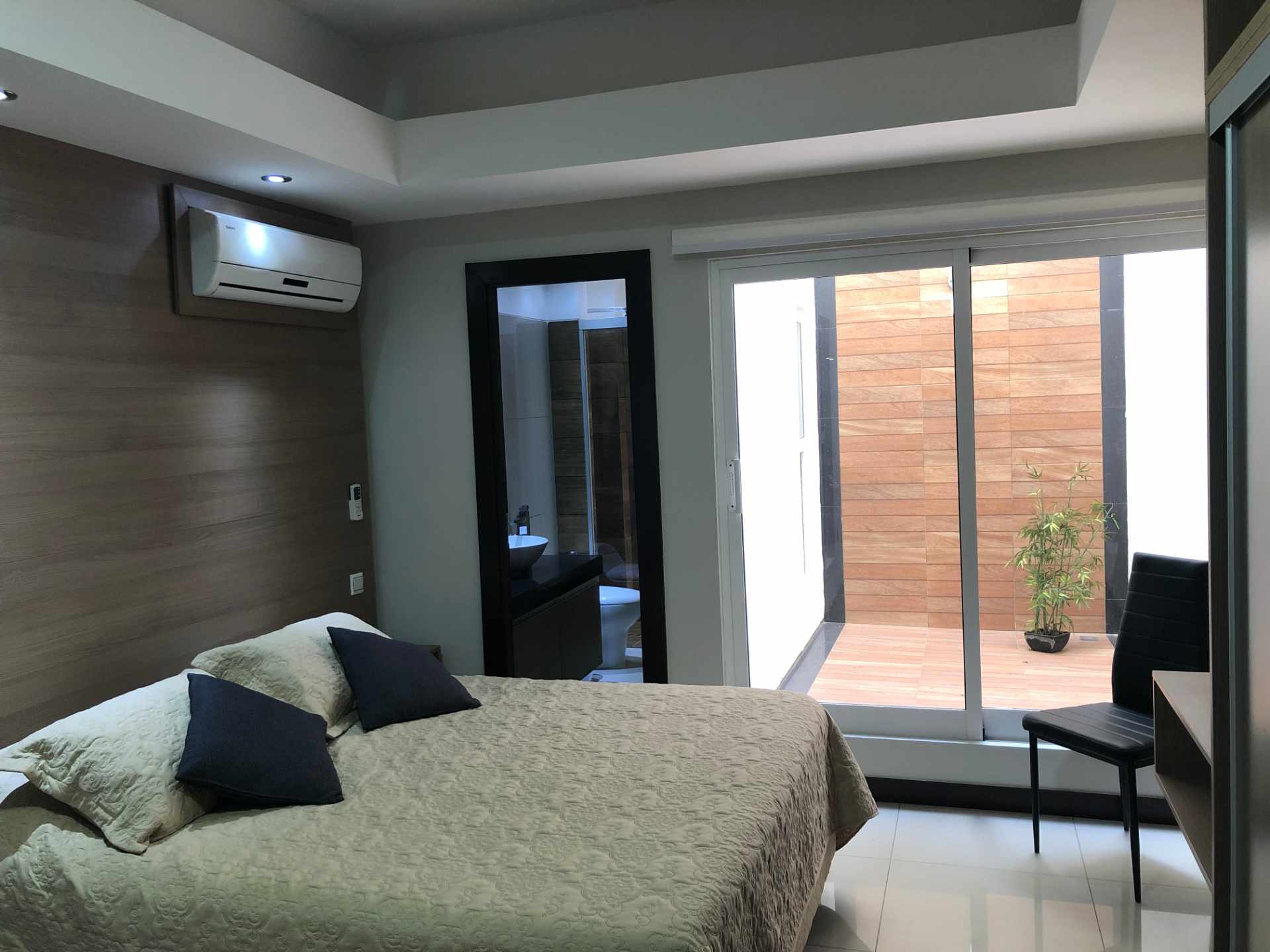 Departamento en VentaCondominio Onix [Equipetrol Norte], Departamento monoambiente full amoblado de lujo en venta, con parqueo techado. [88000$us.] Foto 5