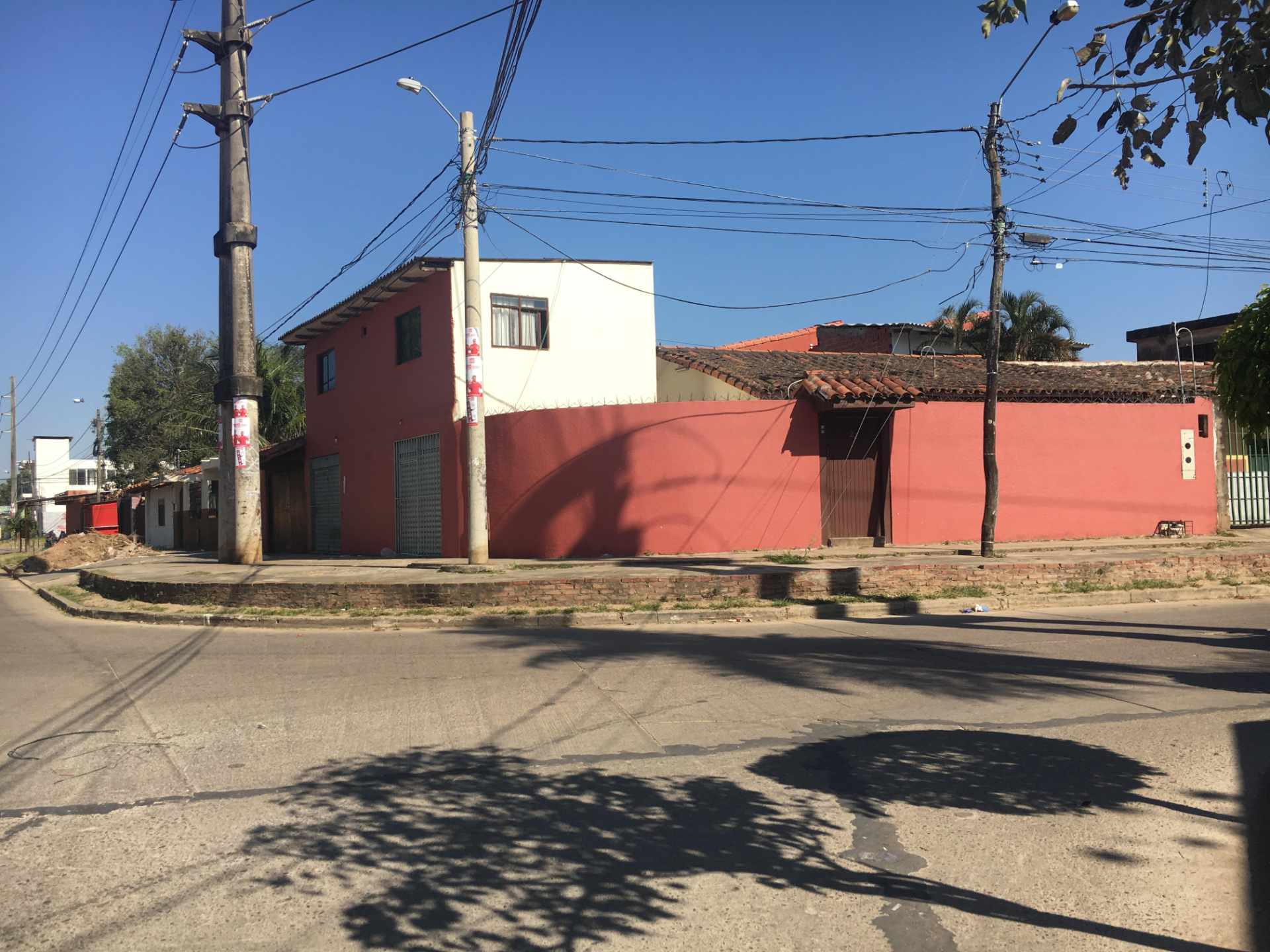 Casa en VentaCarretera a Cotoca (atrás del Hipermaxi), Barrio San Antonio 6 dormitorios 3 baños 2 parqueos Foto 1