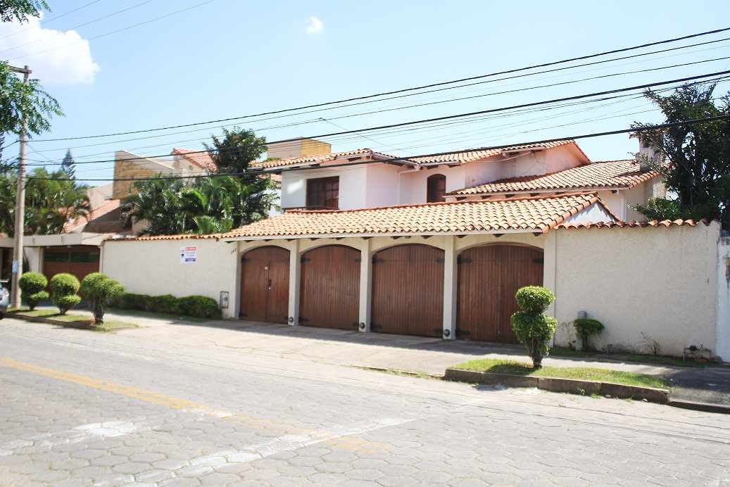 Casa en VentaBarrio Urbari, SOBRE Av. Barrientos 3 dormitorios 4 baños 4 parqueos Foto 1