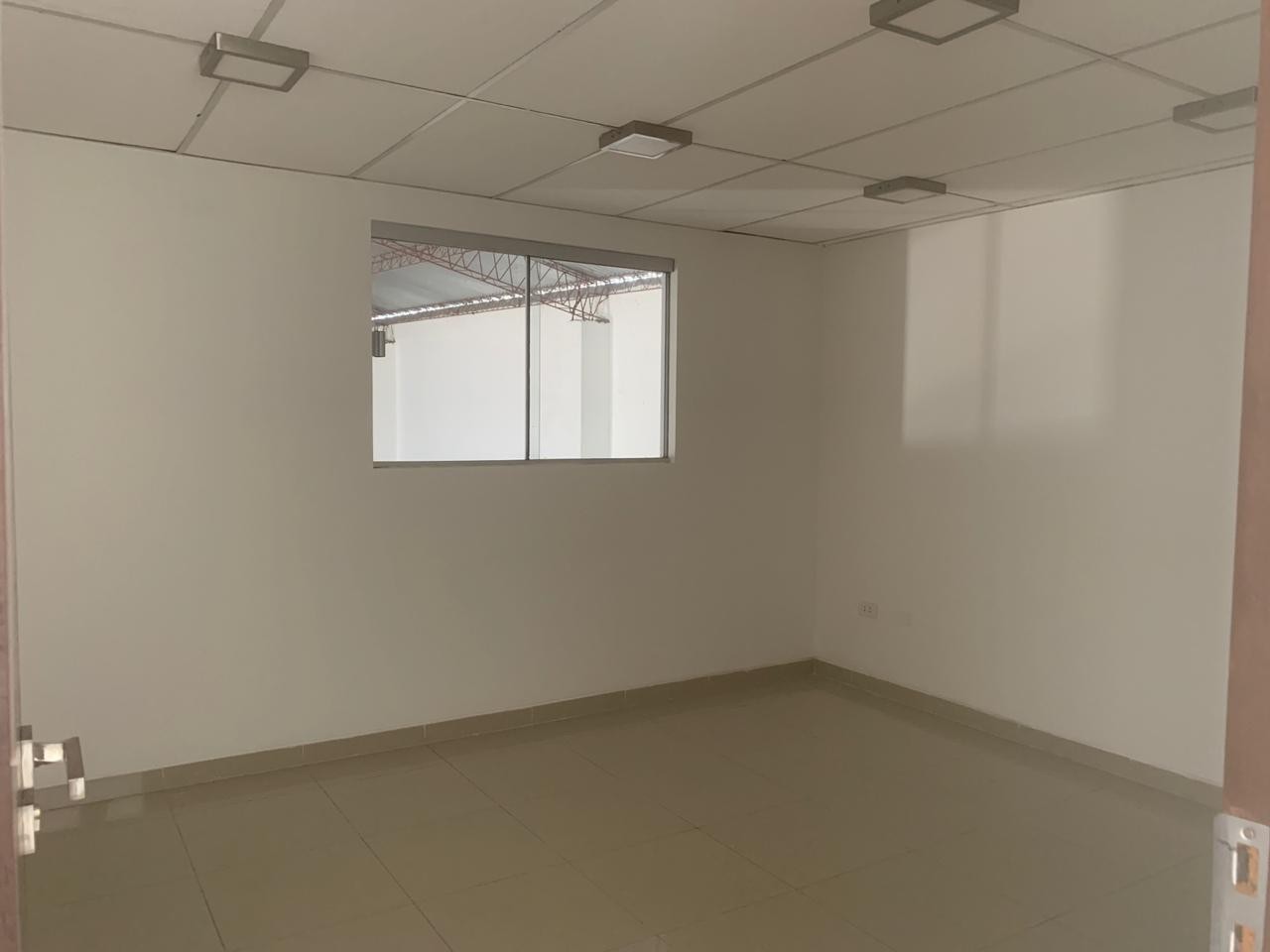 Galpón en AlquilerPROPIEDAD COMERCIAL EN ALQUILER 4TO ANILLO Y RADIAL 27 Foto 9