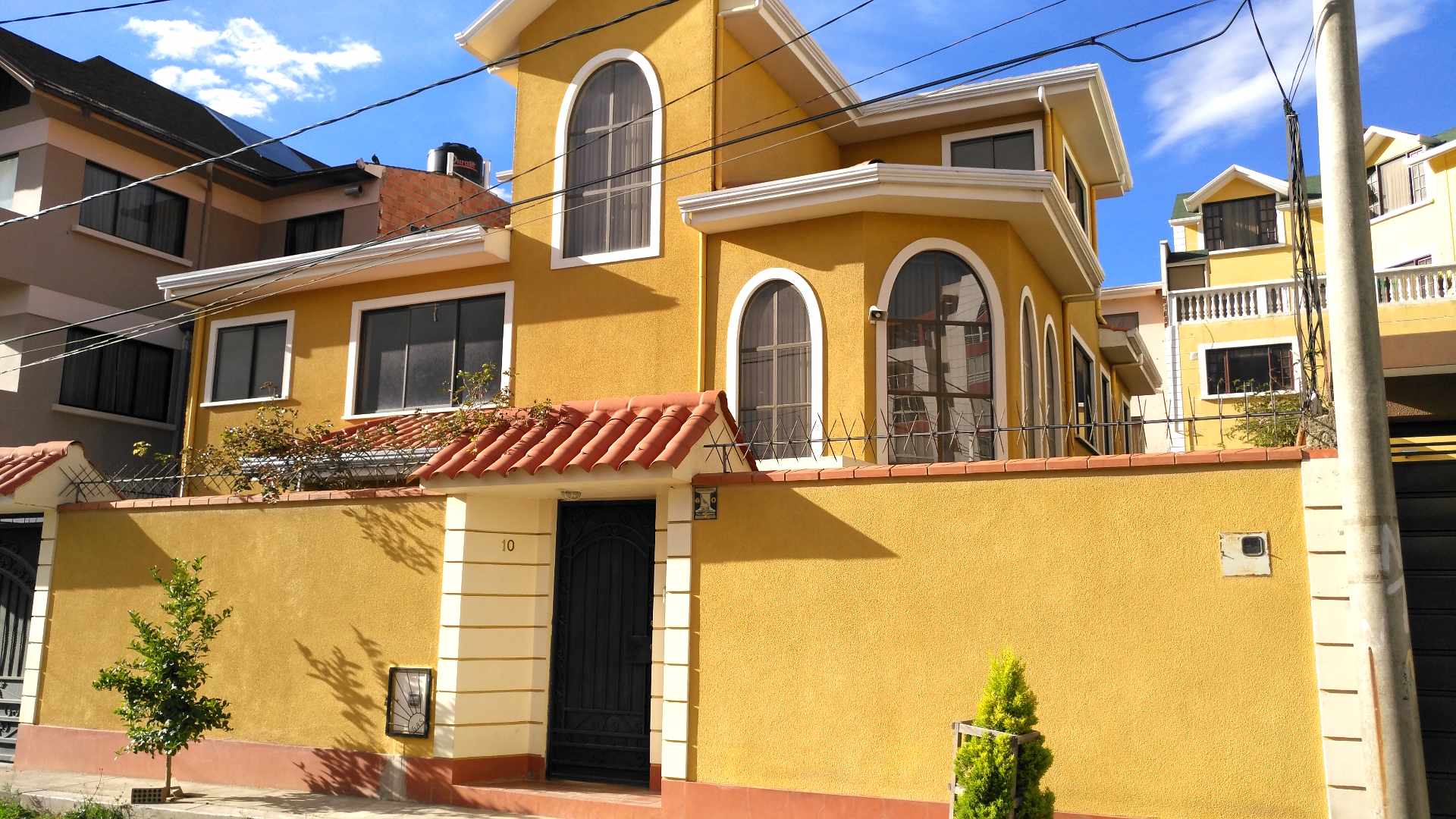 Casa en Irpavi en La Paz 3 dormitorios 5 baños  Foto 1