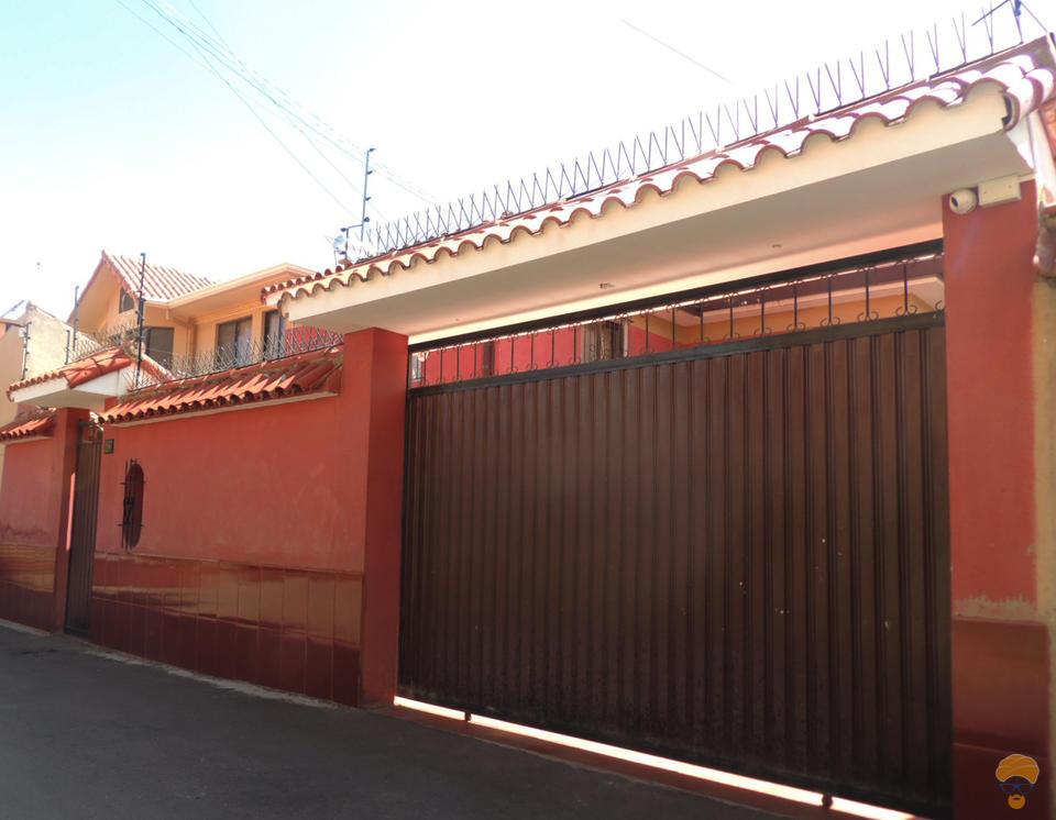 Casa en Cala Cala en Cochabamba 4 dormitorios 3 baños 3 parqueos Foto 2
