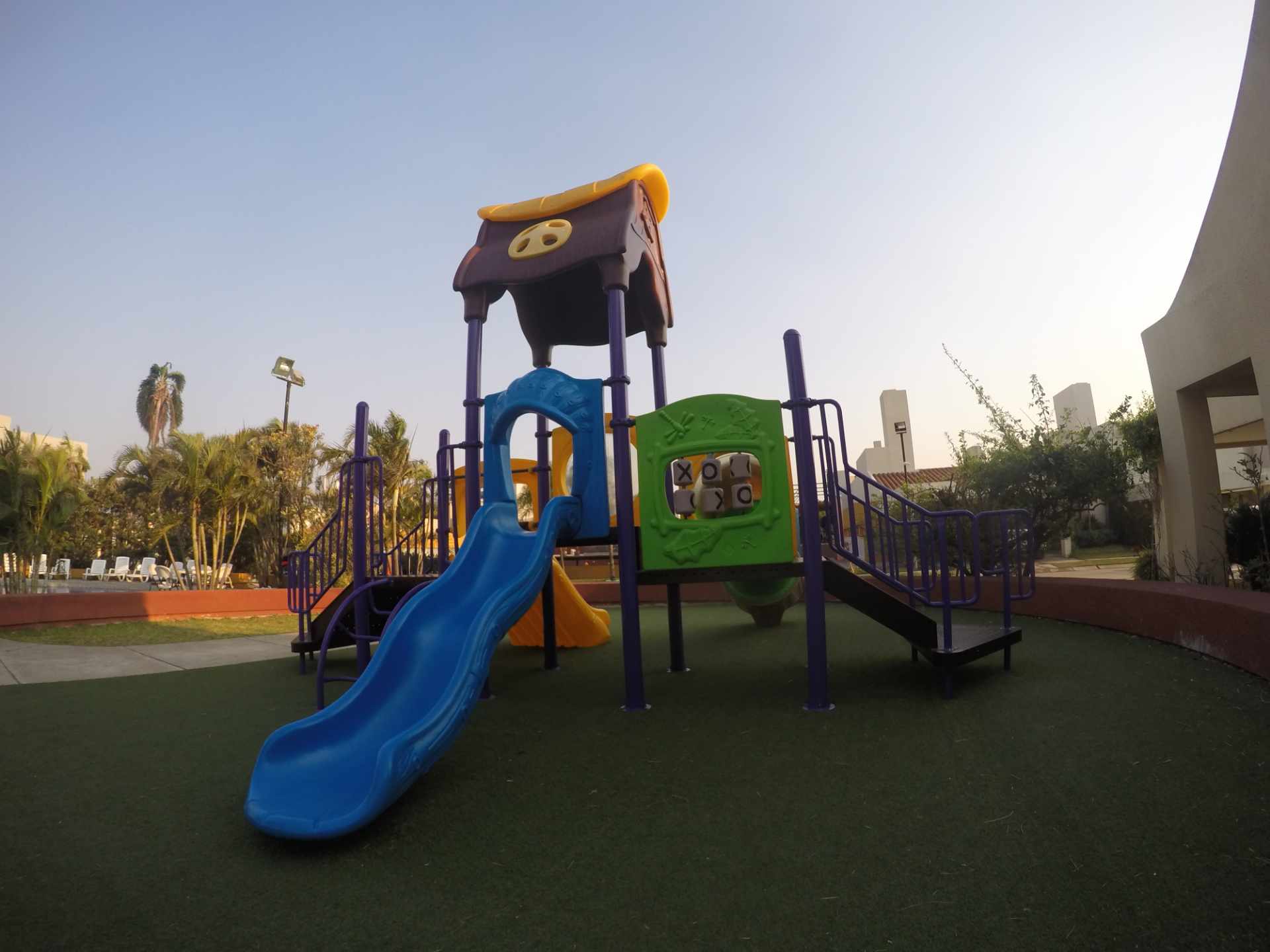 Casa Condominio Ciudad Real [Av. Busch, 3er. Anillo Interno], Penthouse amoblado en alquiler de 3 plantas, 3 dormitorios, dependencias y 2 parqueos techados. [1600$us., expensas incluidas]  Foto 4