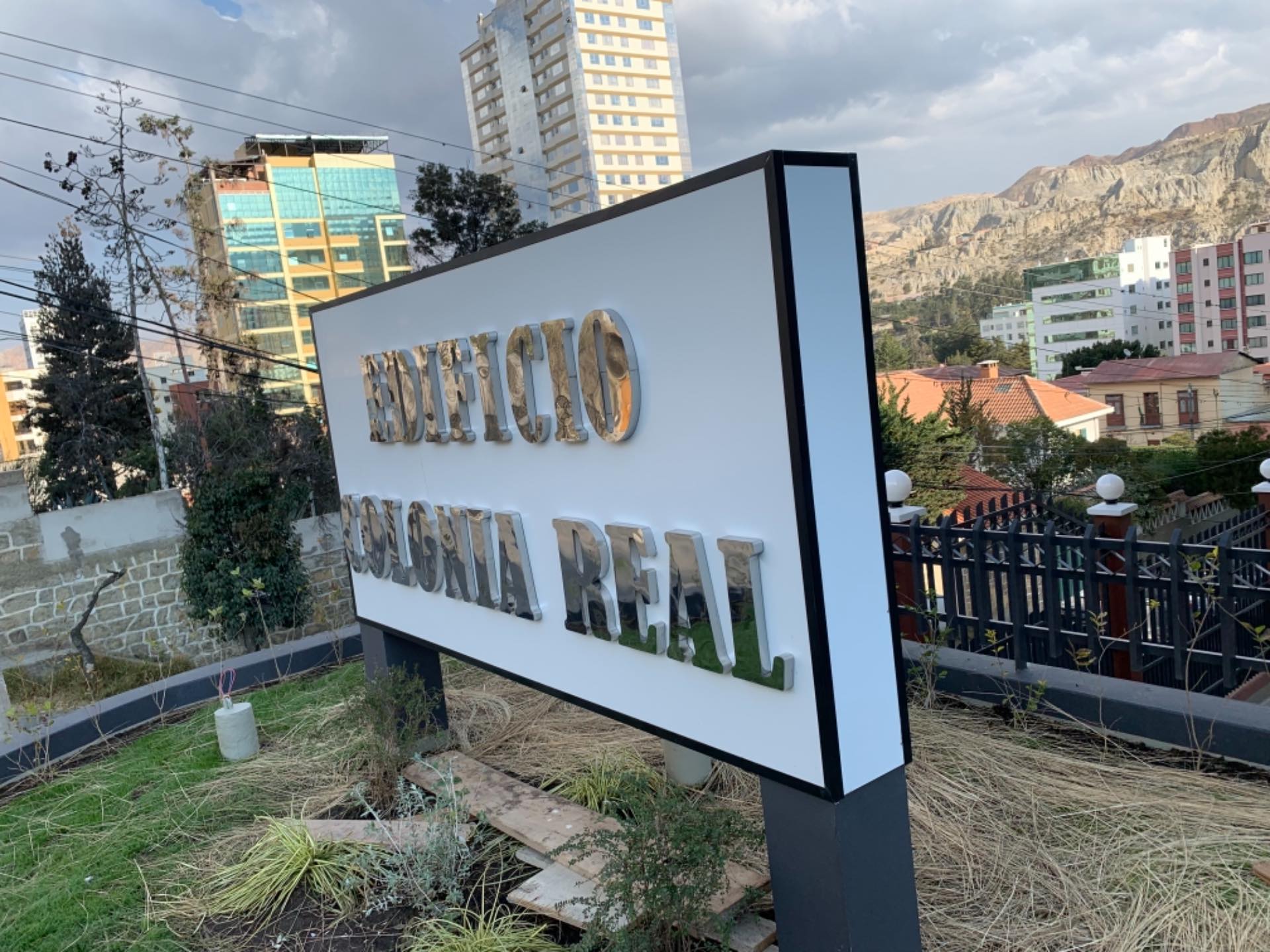 Departamento en VentaEdificio Colonia Real. Avenida 14 de Septiembre Esquina Calle 5 de Obrajes #5080. 2 dormitorios 3 baños  Foto 5