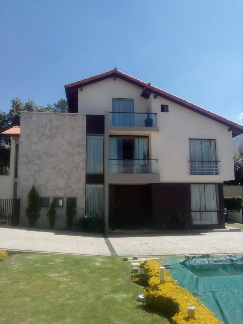 Casa en Noroeste en Cochabamba 3 dormitorios 4 baños 2 parqueos Foto 1