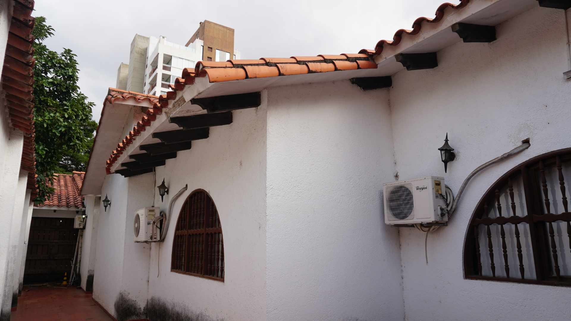 Casa en Entre 1er y 2do anillo Sur en Santa Cruz de la Sierra 4 dormitorios 4 baños  Foto 3