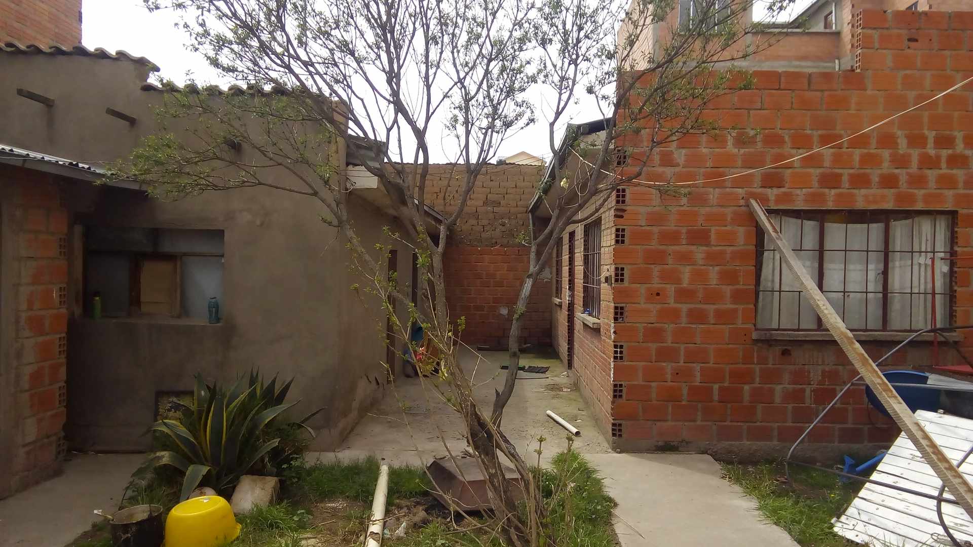 Casa Entre Av. cochabamba y Av. jaime mendoza Foto 2
