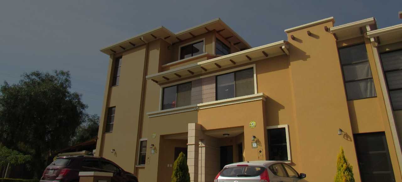 Casa en VentaCASA EN CONDOMINIO DE PRESTIGIO TIQUIPAYA 3 dormitorios 2 baños 2 parqueos Foto 1