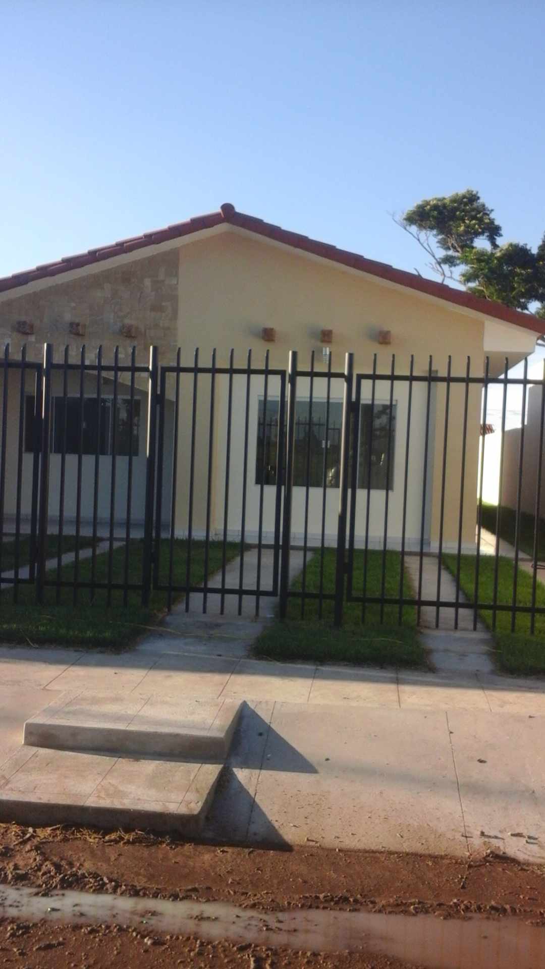 Casa en Entre 8vo y 9no anillo Sur en Santa Cruz de la Sierra  2 baños 2 parqueos Foto 1