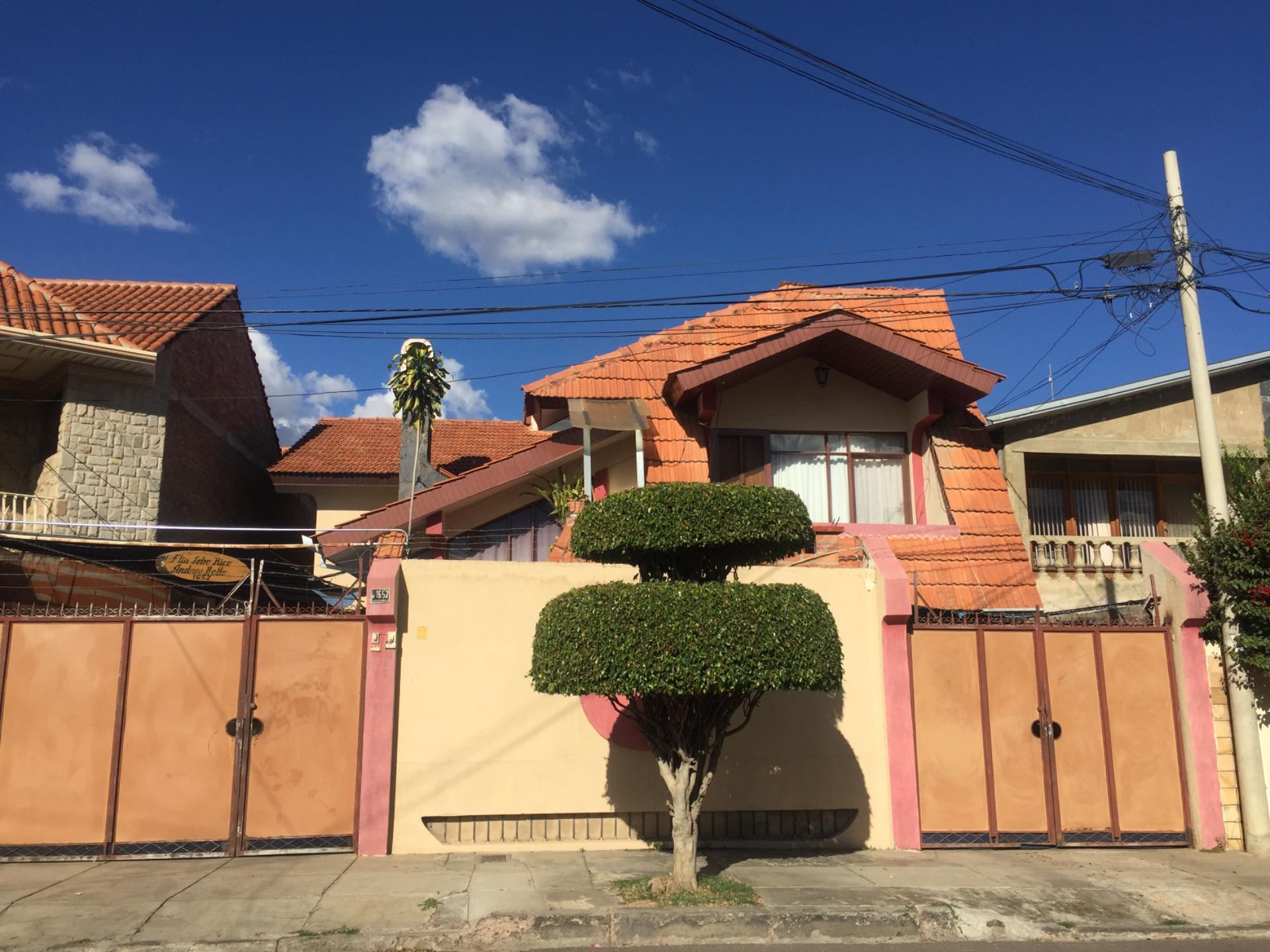 Casa en Cala Cala en Cochabamba 4 dormitorios 3 baños 4 parqueos Foto 1