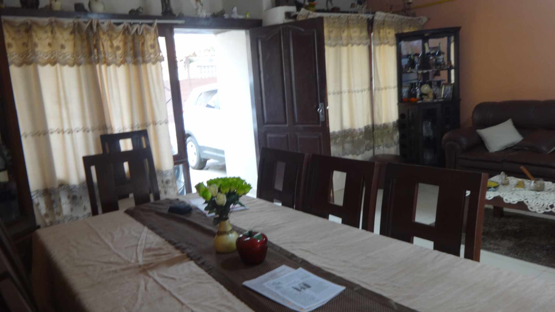 Casa en Entre 1er y 2do anillo Este en Santa Cruz de la Sierra 3 dormitorios 2 baños 2 parqueos Foto 2